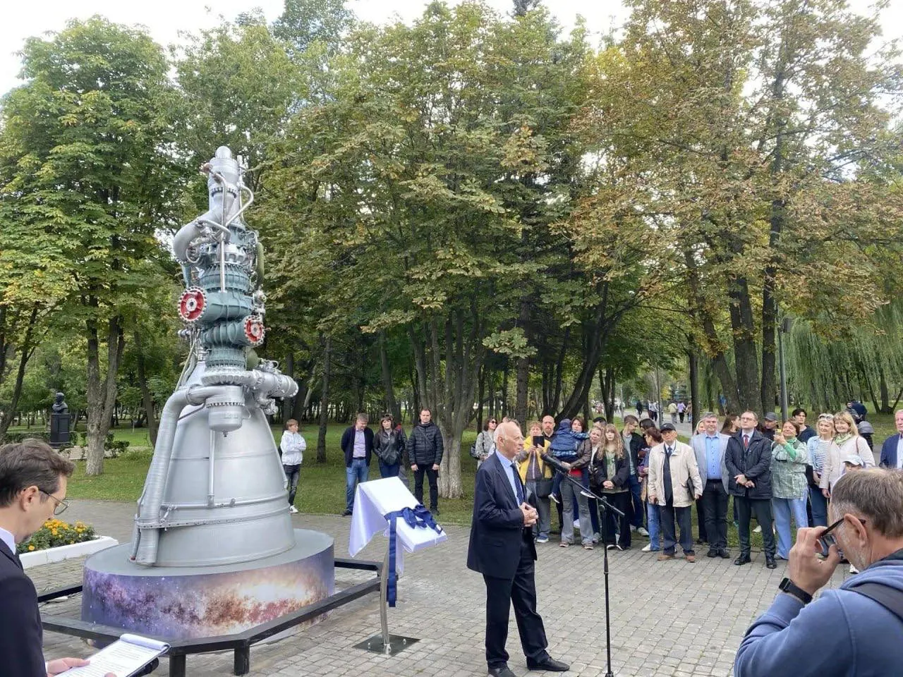 В парке Гагарина в Самаре установлен памятник легендарному двигателю НК-33.