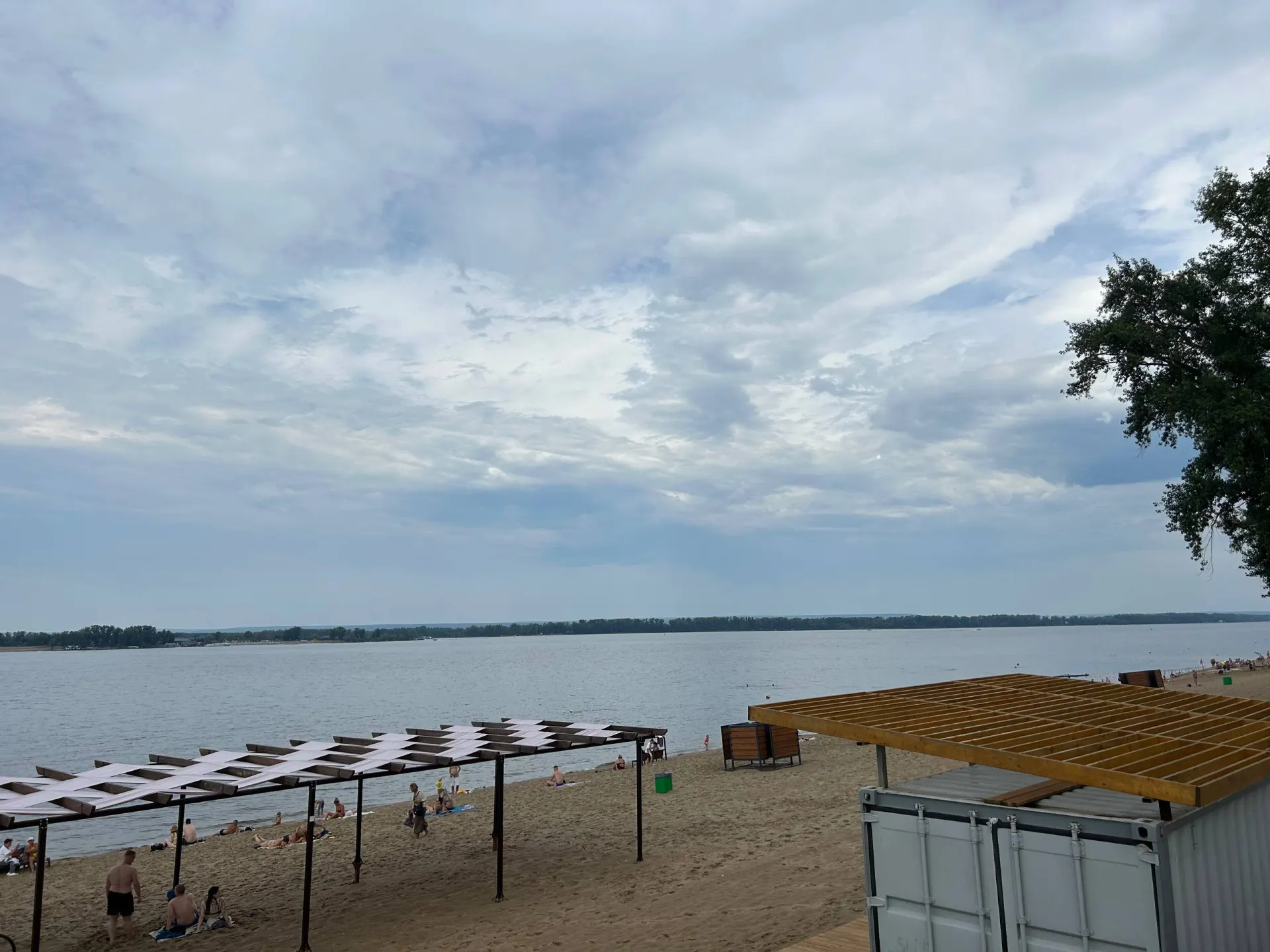 У берегов Самары вода примерно +18°C, в Тольятти — около +19°C; свежие данные о температуре воды и погоде.