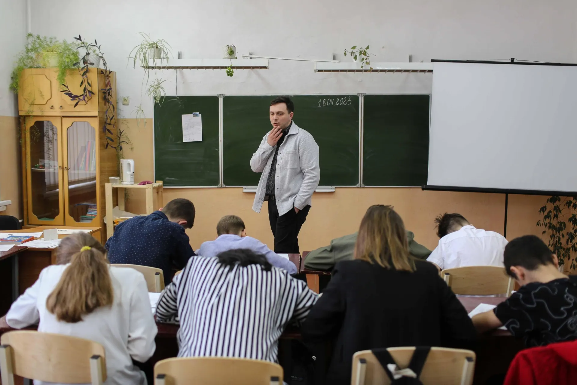 Минпросвещения расширило расписание и добавило ещё один час истории. Разбираемся, кто окажется под влиянием изменений и какие последствия ожидать.