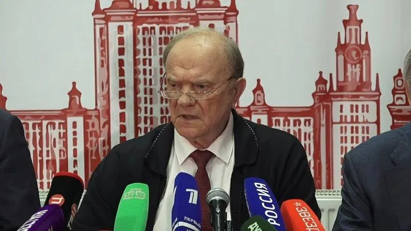 Лидер КПРФ призывает сменить экономический курс, иначе России грозит экономическое отставание и продолжение конфликта; он указал на рост тарифов, падение рождаемости и нехватку средств у пенсионеров.
