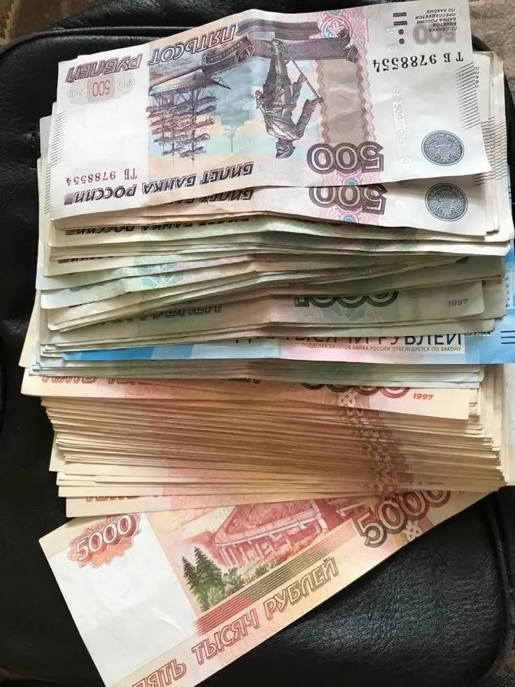 Депутаты предлагают обязать выплату годовой премии, называемой 13‑й зарплатой; на первом этапе она коснется работников бюджетной сферы, законопроект внесён в парламент.