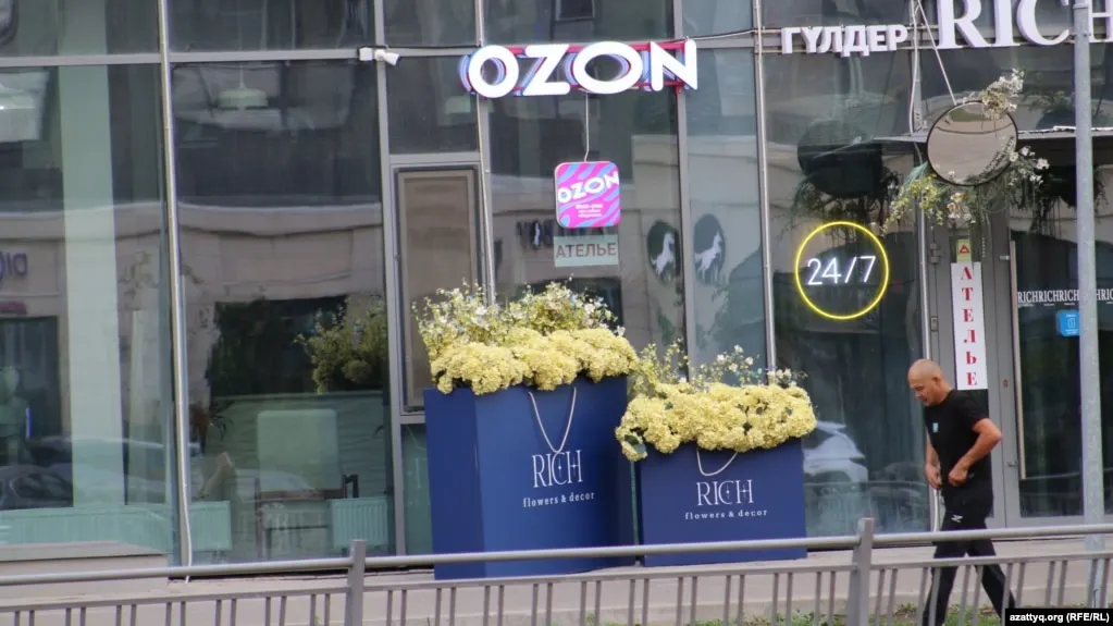 Маркетплейс Ozon расширяет размещение товаров на складах Казахстана и Кыргызстана; до конца сентября перевозки в Казахстане бесплатны, а события вокруг атак на хабы и структуры владения акциями обсуждаются.