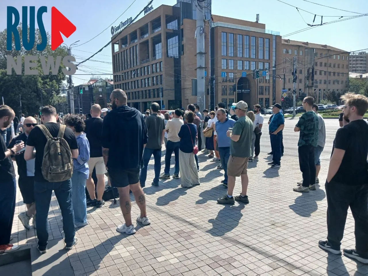 У российского посольства в Ереване к полудню сформировалась крупная очередь из желающих проголосовать; напротив здания проходит митинг.