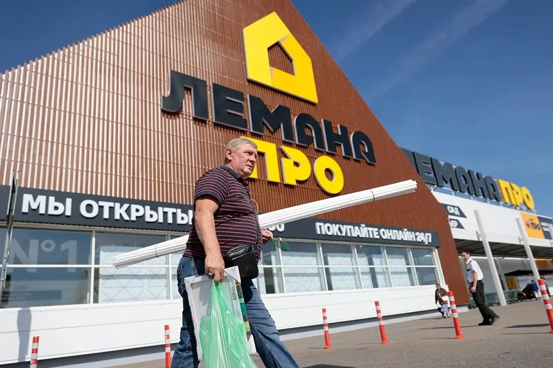 Новый глава российского подразделения сети Ле Монлид — Денис Исаев, сын бывшего депутата Госдумы. Рассматриваются кадровые перестановки, судебные решения и передача активов во временное управление.