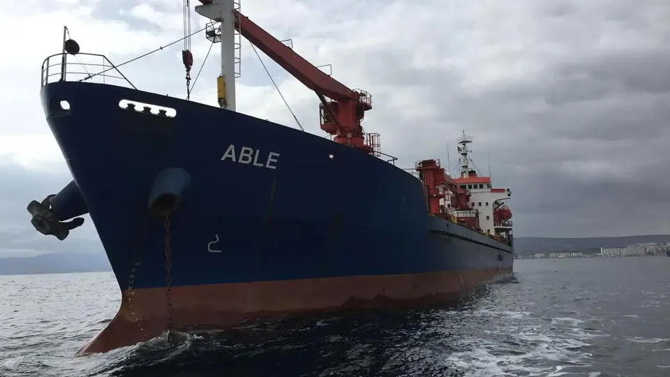 Ночная атака беспилотников в Черном море близ Болгарии повредила два торговых судна: одно затонуло, экипаж пропавших без вести; спасатели продолжают поиск.