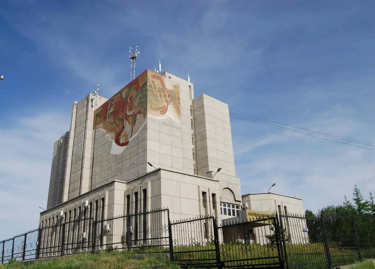 Новые правила позволяют закрывать несекретные архивные материалы, усложняя изучение прошлого советских репрессий. Разбор того, как работают архивы и кто попадает под ограничения.