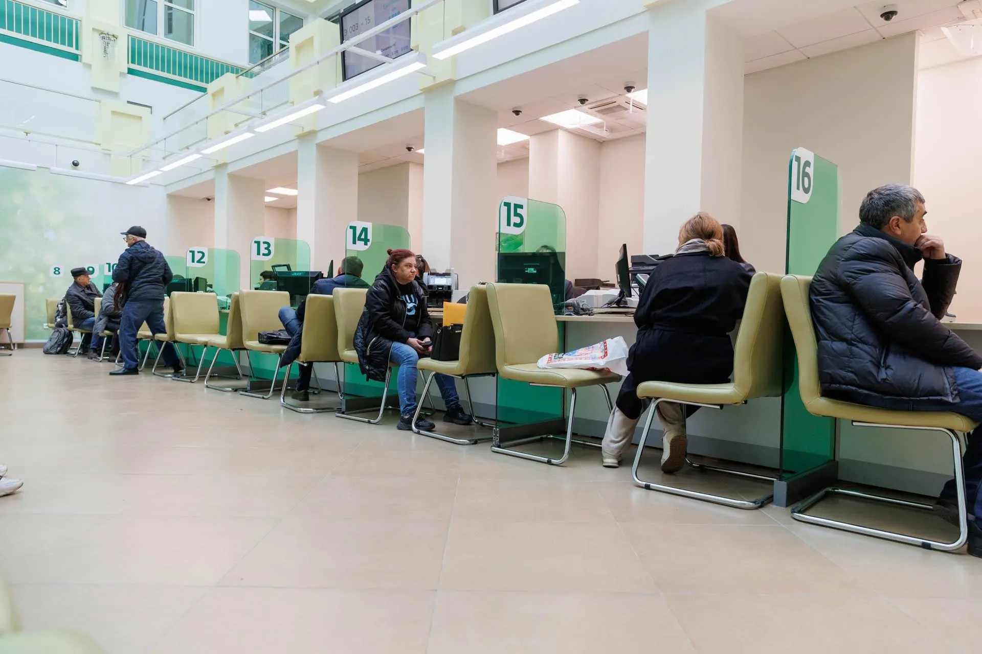Эксперты обсуждают возможные последствия и сравнивают сценарии с кризисом 1998 года, влияние на людей и рынки.