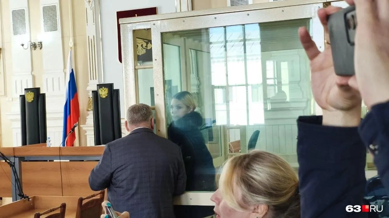 Следствие предъявило обвинения Екатерине Тарховой и Дмитрию Метревели в убийстве двоих лиц, тайном хищении имущества и ряде связанных преступлений; сообщники действовали с за пределами страны.