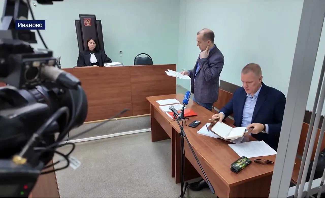 Журналист пытался добиться возбуждения уголовных дел против сотрудников МВД, но сам оказался подсудимым по делу о дискредитации армии; в деле также упоминаются обыски в помещении редакции и офисе.