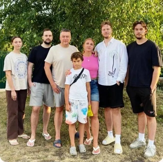 Семья из Сызрани получила медаль ордена «Родительская слава» за воспитание пятерых детей; в Самарской области ещё 18 семей получили сам орден, а 24 — медаль.