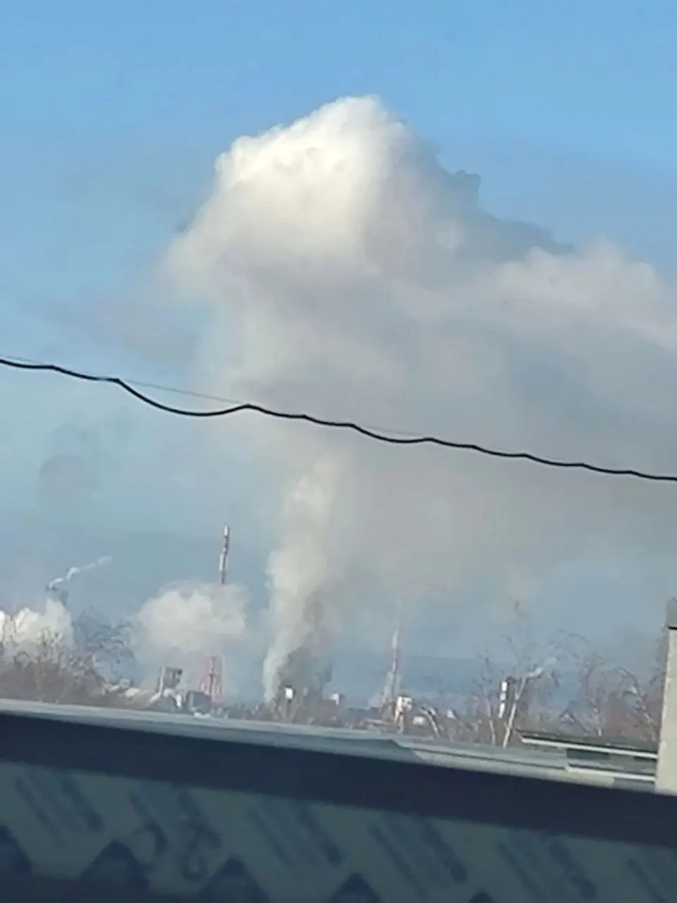 Ночные атаки беспилотников в Нижегородской области и Пермском крае привели к ранениям и повреждениям, школы переведены на дистанционное обучение, власти заявляют о сбитии части БПЛА.