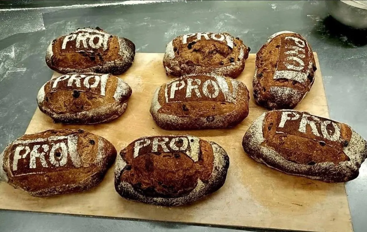 Тимофей Саламатов объявил о перезапуске хлебного бизнеса: пекарня Timofey & Ludmila bakery будет выпускать только хлеб — на закваске и багеты по старинным французским рецептам.