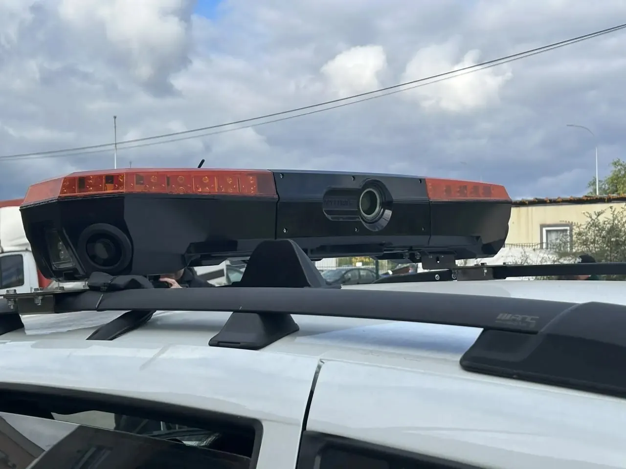 Новая система на ходу считывает номера автомобилей вокруг служебной машины на 360 градусов, в том числе в сумерках и в плохую погоду; данные моментально доступны приставам.
