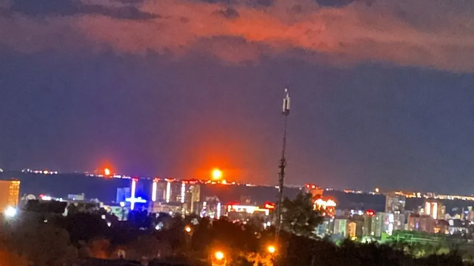 Ночью по Волгоградской области нанесли массированные удары по промышленной инфраструктуре, в том числе по НПЗ и химическому предприятию, что привело к пожару и госпитализации одного человека. Также пострадали ЛПДС Самара и резервуарный парк Транснефти.
