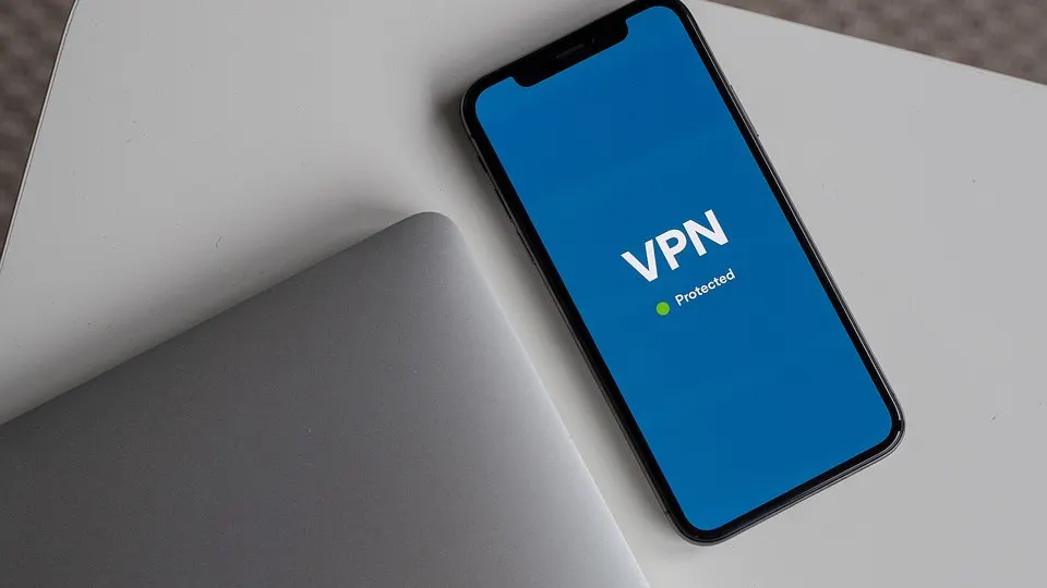 Новый пакет поправок предусматривает создание реестра Роскомнадзора для VPN и прокси и требования к идентификации пользователей, что затрагивает и физические, и виртуальные серверы. Документ размещён для общественного обсуждения.